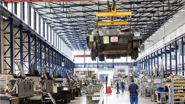 Ein Panzer vom Typ Marder schwebt in der Fertigungshalle von Rheinmetall. Der Rüstungskonzern ist im Wettbewerb um einen Milliardenauftrag weiter im Rennen.