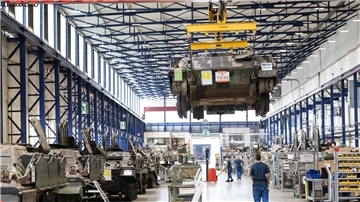 Ein Panzer vom Typ Marder schwebt in der Fertigungshalle von Rheinmetall. Der Rüstungskonzern ist im Wettbewerb um einen Milliardenauftrag weiter im Rennen.