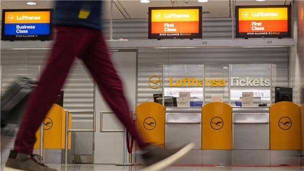 Ein Passagier geht an einem Check-in-Schalter der Lufthansa vorbei.