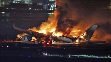 Ein Passagierflugzeug ist bei der Landung auf dem Tokioter Flughafen Haneda in Brand geraten.