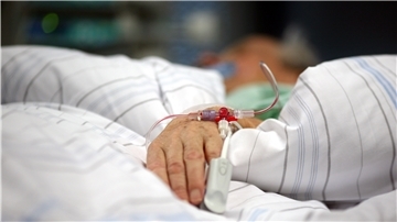 Ein Patient liegt auf der Intensivstation eines Krankenhauses.