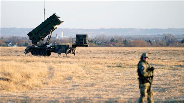 Ein Patriot-Flugabwehrraketensystem ist auf dem Flughafen Rzeszow-Jasionka in Polen zu sehen. Die Ukraine hofft auf zusätzliche Flugabwehrraketensysteme.