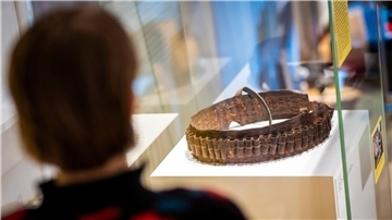 Ein Patronengurt wird in der Ausstellung „Am Anfang war der Gurt - Braunschweiger Ethnographica, Souvenirs & koloniale Trophäen“ im Städtischen Museum präsentiert.