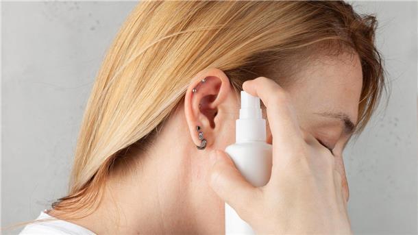 Blickfang mit Risiken: Wenn das Helix-Piercing entzündet ist, sollten Betroffene schnell handeln, um Schlimmeres zu verhindern.
