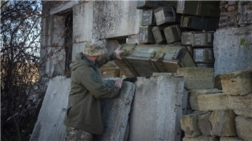 Ein Pionier der ukrainischen Armee untersucht von den russischen Truppen zurückgelassene Munition.