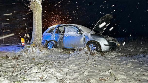 Wintereinbruch bringt den Verkehr ins Schleudern Ein Pkw ist bei starkem Schneefall von der Straße abgekommen und zwischen Deschka und Zentendorf im Landkreis Görlitz (Ostsachsen) gegen einen Baum geprallt.
