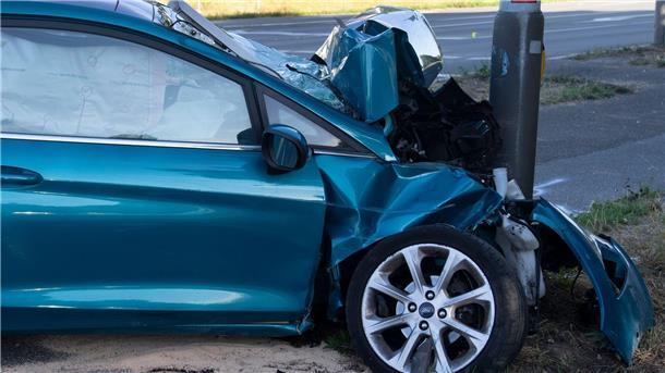 Autoversicherung inzwischen erheblich teurer Ein Pkw ist nach einem Unfall schwer beschädigt. Die Kosten für die Autoversicherung sind erheblich gestiegen.