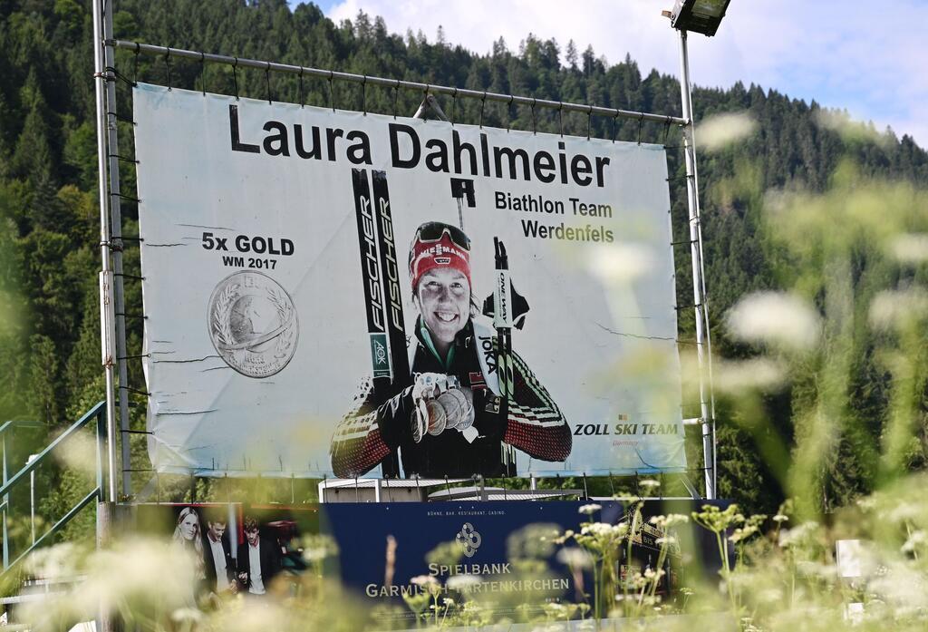 Ein Plakat erinnert unweit von Garmisch-Partenkirchen an die Erfolge Laura Dahlmeiers.