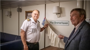 Ein „Platz Bremerhaven“ an Bord der „Dar Mlodziezy“: Schiffsdirektor Bogumil Laczynski (links) und Fördervereins-Vorsitzender Hans Rummel enthüllen die Plakette im neuen Aufenthaltsraum .