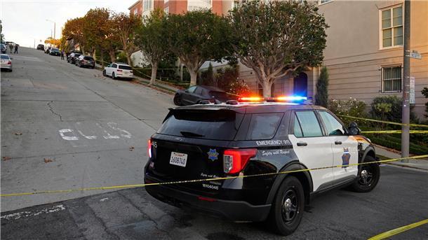 Angreifer in Haus von Pelosi verletzt ihren Ehemann Ein Polizeiauto blockiert die Straße unterhalb des Hauses von Nancy und Paul Pelosi in San Francisco.