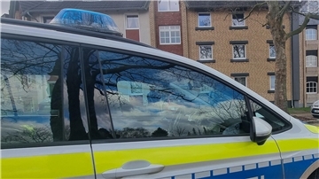 Ein Polizeiauto steht im Zuge von Ermittlungen vor einem Mehrfamilienhaus in Barsinghausen.