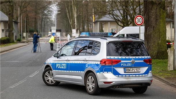 Ein Polizeiauto vor der Von-Düring-Kaserne in Rotenburg. Ein Bundeswehrsoldat steht im Verdacht, vier Menschen erschossen haben.