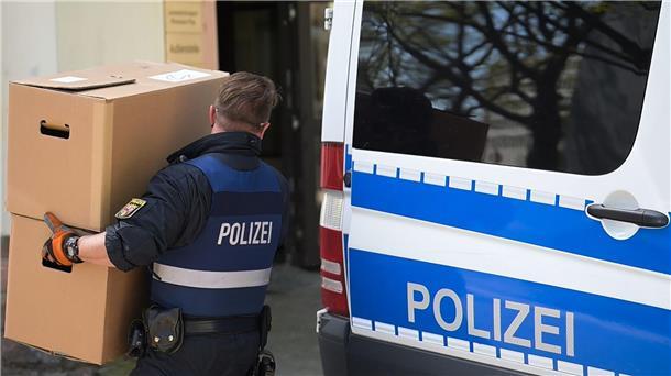 Razzien und Festnahmen: Großeinsatz gegen die Mafia Ein Polizeibeamter entlädt am Landeskriminalamt Rheinland-Pfalz einen Transporter mit sichergestelltem Material aus einer Razzia in mehreren Bundesländern gegen die italienische Mafia ‚Ndrangheta.