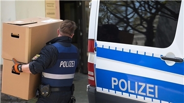 Ein Polizeibeamter entlädt am Landeskriminalamt Rheinland-Pfalz einen Transporter mit sichergestelltem Material aus einer Razzia in mehreren Bundesländern gegen die italienische Mafia ‚Ndrangheta.