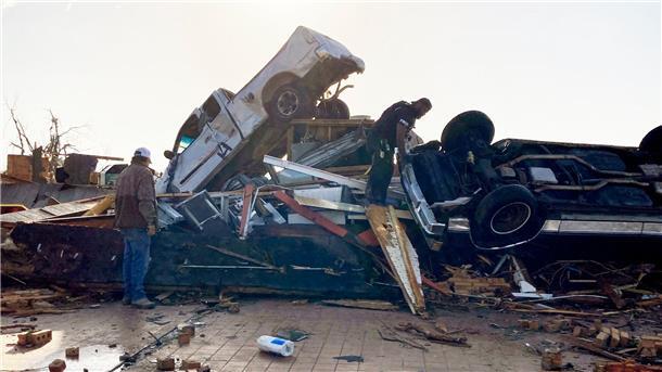 Mehr als 20 Tote nach Tornado in Mississippi Ein Polizeibeamter steht in den Trümmern eines Diners und sucht nach Überlebenden.