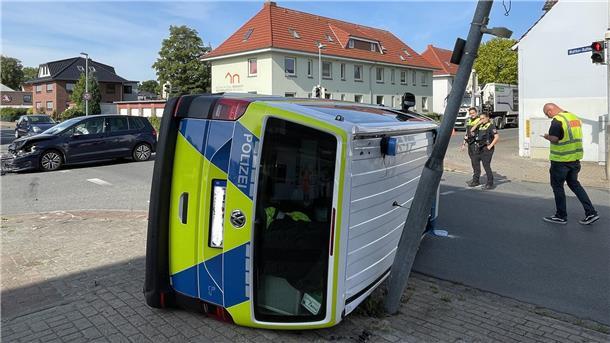 Umgekipptes Polizeiauto in Nordenham