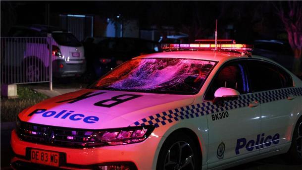 Ein Polizeifahrzeug mit zertrümmerter Windschutzscheibe.