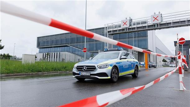 Ein Polizeifahrzeug verlässt an Tor 5 das Werksgelände.