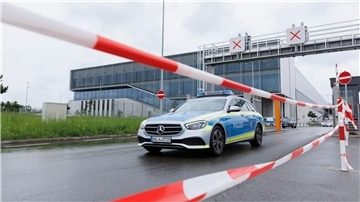 Ein Polizeifahrzeug verlässt an Tor 5 das Werksgelände.