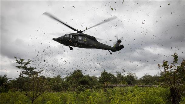 Kolumbiens Regierung suspendiert Waffenstillstand mit Clan Ein Polizeihubschrauber landet auf einer Kokaplantage in Tumaco im Südwesten Kolumbiens (Archivbild).