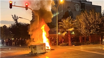 Ein Polizeimotorrad brennt während eines Protests gegen den Tod von Mahsa Amini in Teheran.