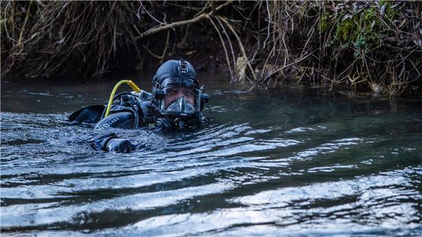 Taucher bergen vermisste Zweijährige tot aus Fluss Ein Polizeitaucher bei der Suchaktion in der Lauchert. Jetzt wurde eine Kinderleiche geborgen.