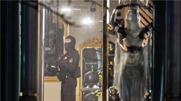 Attacke in Fitnessstudio: 21-Jähriger in akuter Lebensgefahr Ein Polizist am Schauplatz des Verbrechens.