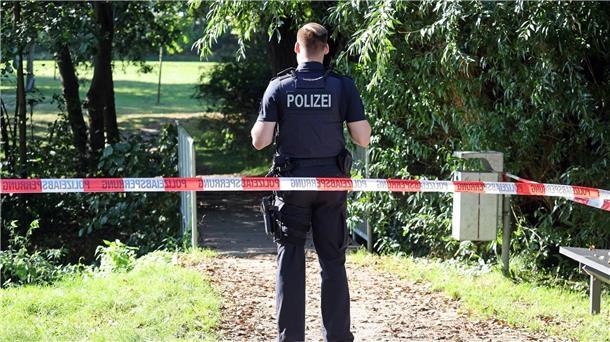 Tod von Kind: Nach Festnahme folgt die Suche nach dem Warum Ein Polizist sichert den abgesperrten Fundort am See Pragsdorf ab.