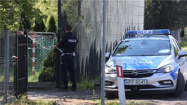 16-Jährige bei Messerattacke in Polen getötet Ein Polizist sichert Spuren am Tatort im polnischen Tomislawice. Bei einer Messerattacke ist ein 16-jähriges Mädchen getötet worden.