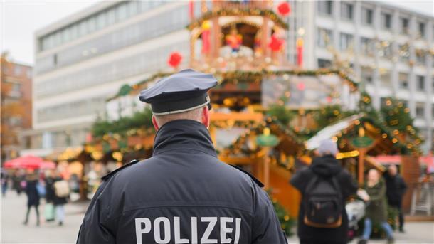 Ein Polizist steht an der Weihnachtspyramide am Kröpcke in Hannover. In Niedersachsen ist ein 20-Jähriger festgenommen worden, der einen Terroranschlag in der Weihnachtszeit geplant haben soll.