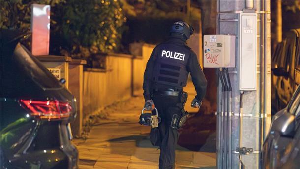 Faeser verbietet rechtsextremistische „Artgemeinschaft“ Ein Polizist trägt während der Razzia in Essen einen hydraulischen Türöffner.
