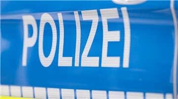 Polizist wird angefahren und schießt - zwei Schwerverletzte Ein Polizist und der Autofahrer wurden schwer verletzt. (Symbolbild)