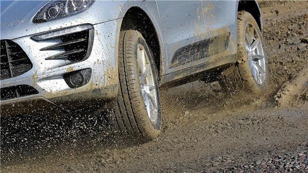 Ein Porsche Macan mit Allradantrieb fährt über die Offroad-Teststrecke am Porsche-Werk in Leipzig.