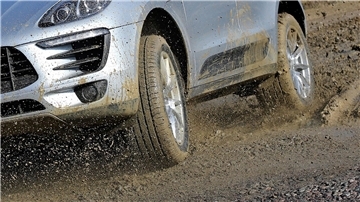 Ein Porsche Macan mit Allradantrieb fährt über die Offroad-Teststrecke am Porsche-Werk in Leipzig.
