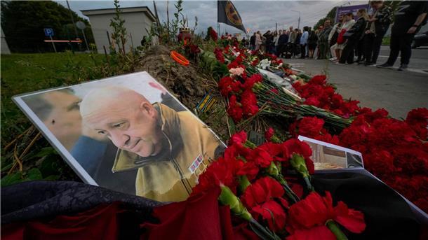 Ein Porträt des Chefs der Privatarmee Wagner, Jewgeni Prigoschin, liegt an einer informellen Gedenkstätte in St. Petersburg.