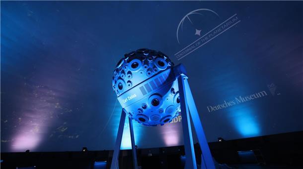 Zu den Sternen - 100 Jahre Planetarien Ein Projektor im Kuppelsaal des Planetariums in Jena.