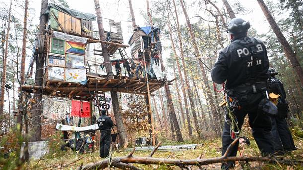 Drei Jahre Tesla: Zwischen Zuversicht und Protest Ein Protestcamp gegen Tesla hat die Polizei nach fast neun Monaten aufgelöst (Archivbild).