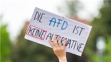 Ein Protestplakat während einer Kundgebung gegen die AfD-Veranstaltung „Der Nationalstaat zwischen Föderalismus und Europäischer Union“.