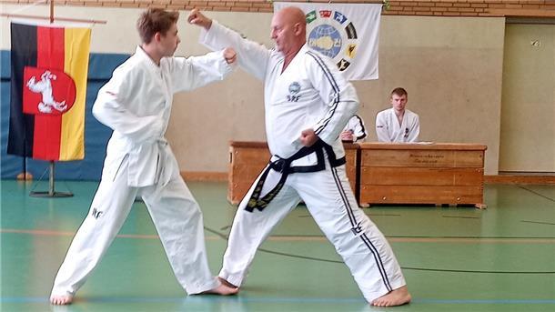 Nordenhamer verdienen sich Taekwondo-Gurte Neel Stellert und Master Ronal Binzel bei der Partnerübung.