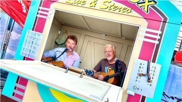 Maritime Tage Bremerhaven: Die Musiker Helmut Gawron (rechts) und Günter Kocken in ihrer handgeschreinerten "lebenden Musikbox". 