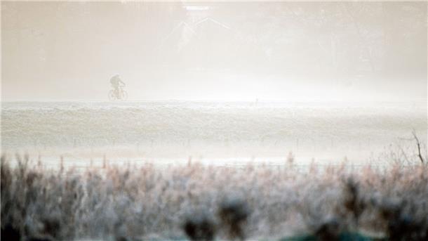 Neue Woche beginnt mit Frost Ein Radfahrer ist auf dem Deich am Osternburger Kanal bei Oldenburg unterwegs, während Nebel über die Huntewiesen zieht.
