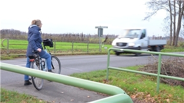 Ein Radfahrerin steht an der Straße zwischen Dipshorn im Landkreis Rotenburg und Otterstedt im Landkreis Verden. An der Kreisgrenze endet der Radweg bislang.