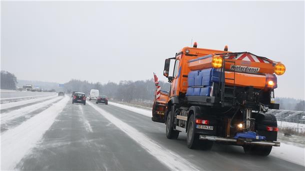 Eisige Nächte in Deutschland Ein Räum- und Streufahrzeug ist auf der Autobahn A7 zwischen Kiel und Hamburg unterwegs.