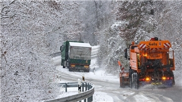 Ein Räumfahrzeug des Winterdienstes ist in Baden-Württemberg im Einsatz. In Schleswig-Holstein und Niedersachsen kam es wegen Streiks hingegen zu Einschränkungen.