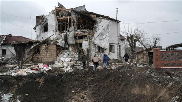 Ein Raketenangriff hat ein Haus im ukrainischen Hlewacha schwer beschädigt.