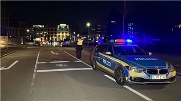 Ein Raser wollte sich einer Polizeikontrolle entziehen - ein Beamter schoss deshalb „mehrmals gezielt“ auf die Reifen des Autos, teilte ein Polizei-Sprecher mit.