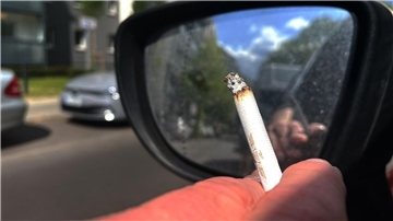 Länder starten neuen Anlauf für Rauchverbot im Auto Ein Rauchverbot im Auto soll Schwangere und Minderjährige vor den Gefahren des Passivrauchens schützen. (Symbolbild)