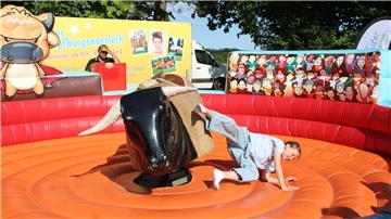 Ein Renner war für die Kinder das „Bullriding“. Da konnte man sich zum Schluss des Rittes nicht mehr im Sattel halten.