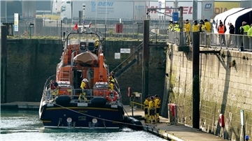 Ein Rettungsboot kehrt nach einer Rettungsaktion in den Hafen von Dover zurück.