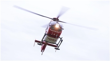 Ein Rettungshubschrauber setzt zur Landung an.